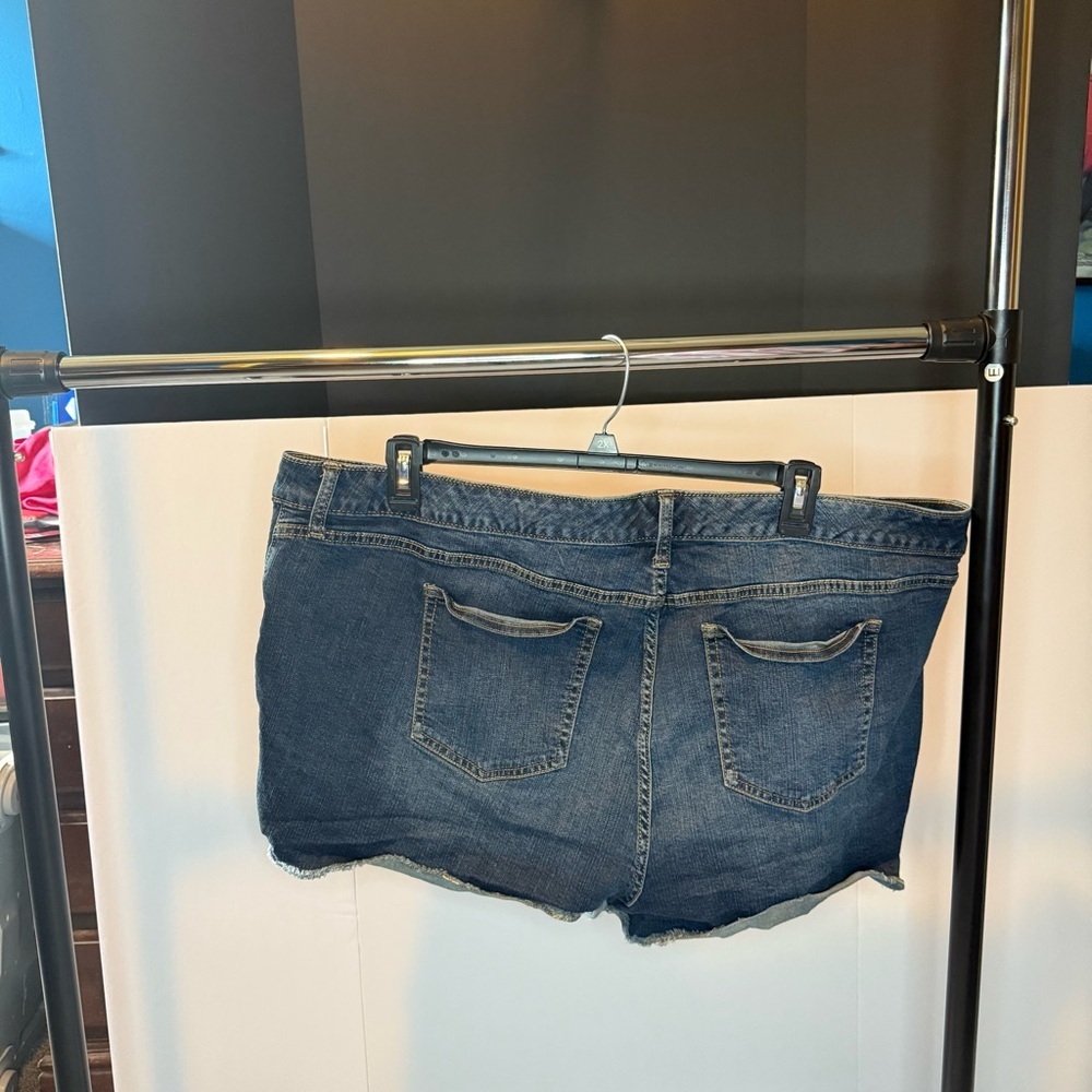 Torrid size 26 Distressed Blue Denim Shorts with Pockets - Picture 7 of 7